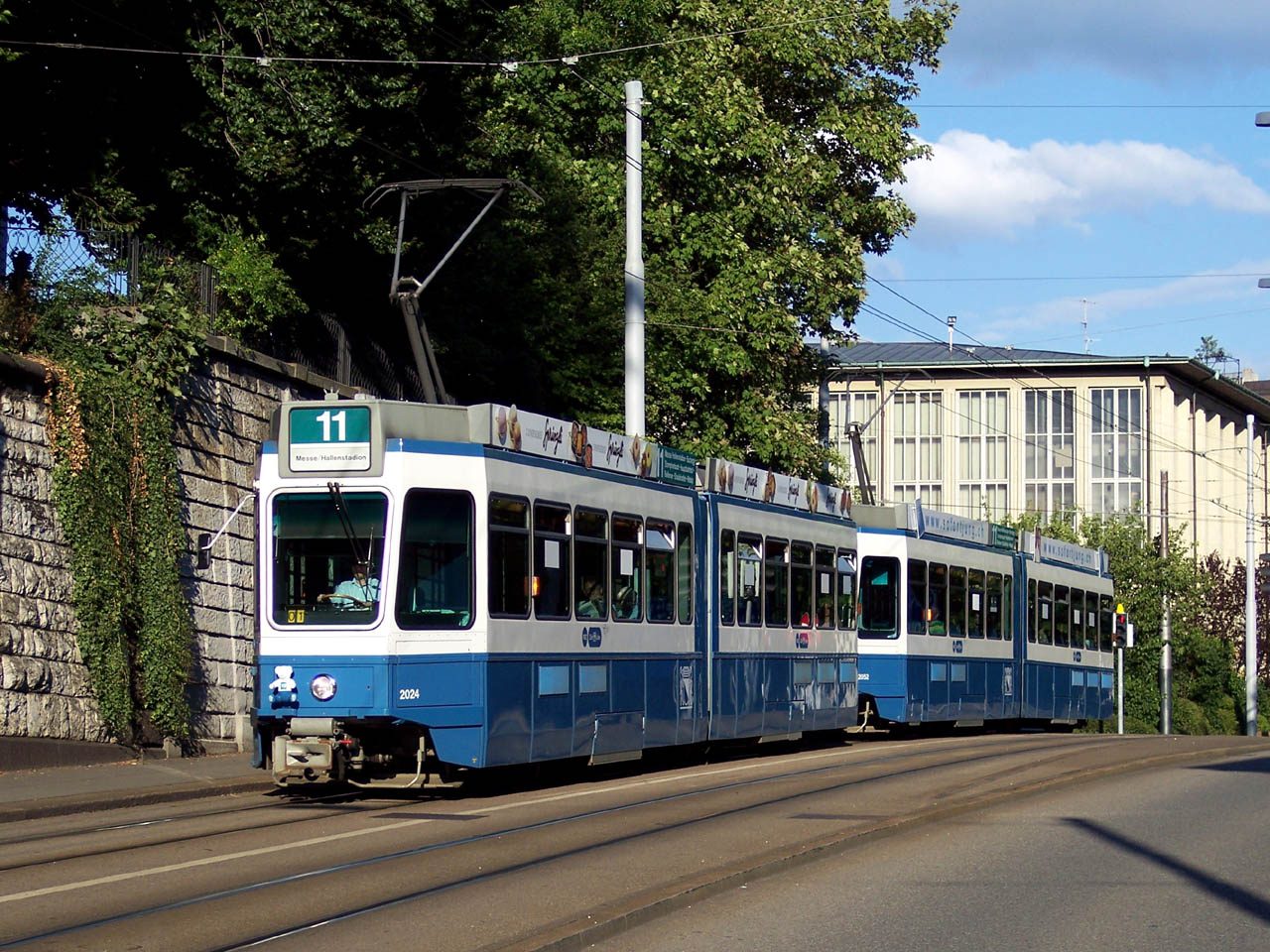 У Вінниці почали курсувати перші 12 швейцарських трамваїв Tram2000