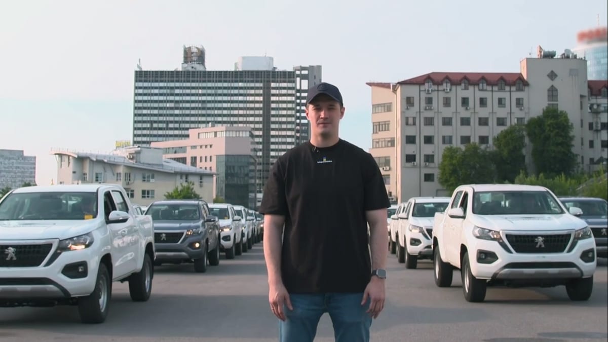 «Армія дронів» відправила на фронт 53 пікапи (ВІДЕО)