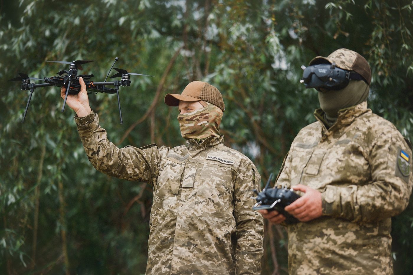 Бійці ЗСУ за допомогою дрона знищили ворожий танк (ВІДЕО)