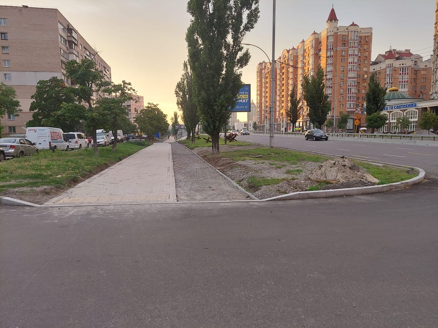 У Києві на Оболоні почали облаштовувати перші велодоріжки