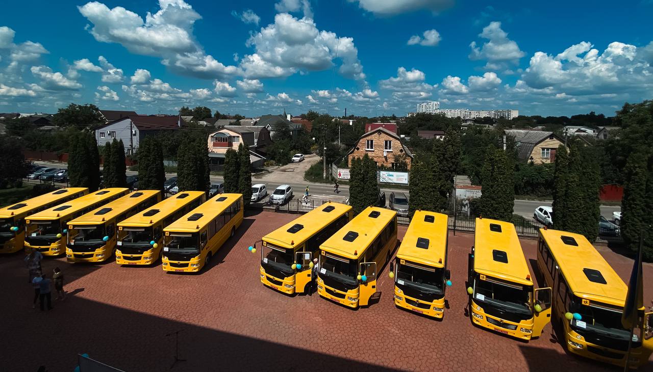 10 громад Київщини отримали шкільні автобуси