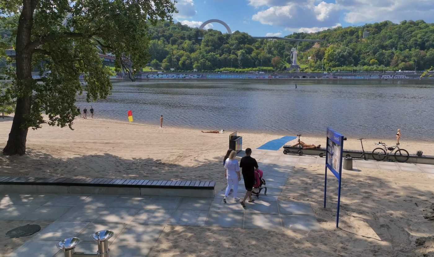 У Києві на пляжі Труханового острова створили умови для людей з інвалідністю