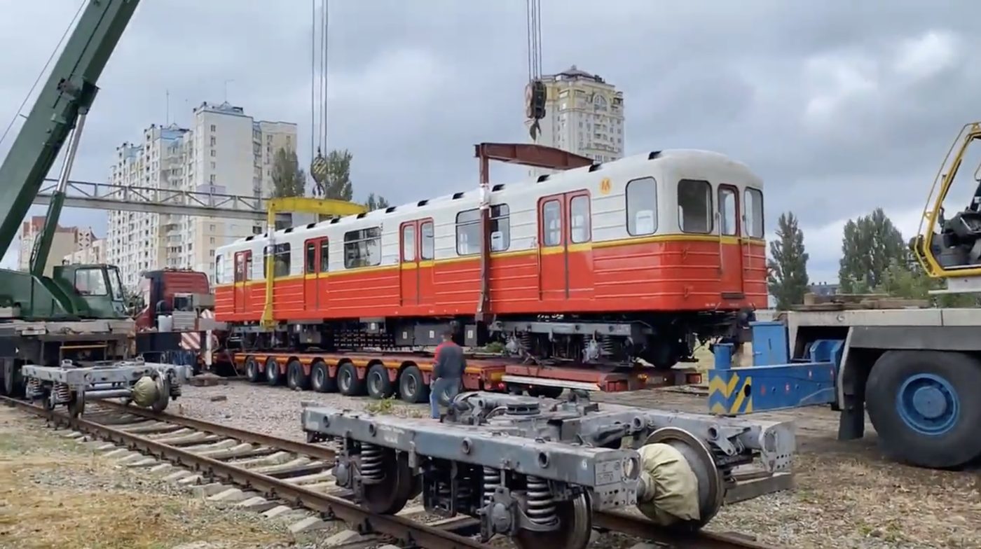 Київ отримав ще одну партію вагонів метро з Польщі (ВІДЕО)