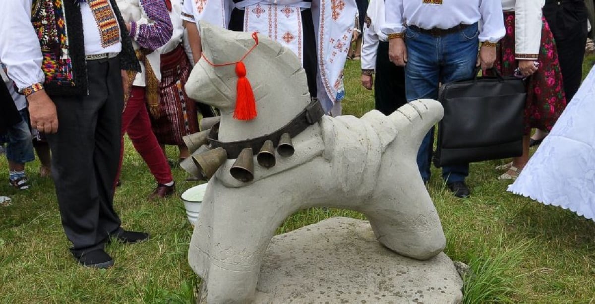 У селі на Прикарпатті відкрили перший у світі пам’ятник сирному конику