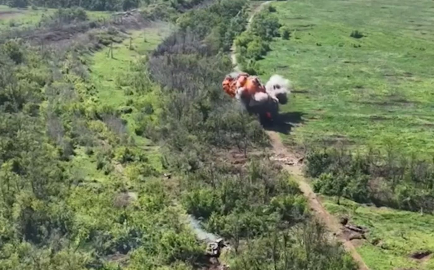 ЗСУ підірвали ворожу БМП прихованою міною (ВІДЕО)