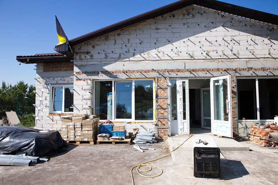 На Харківщині відновлюють амбулаторію, пошкоджену російськими обстрілами