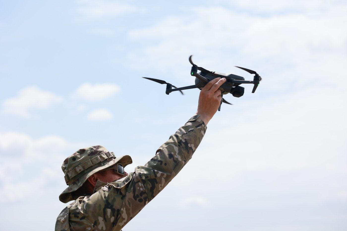 Український FPV-дрон знищив ворожу станцію наземної розвідки на Донеччині (ВІДЕО)