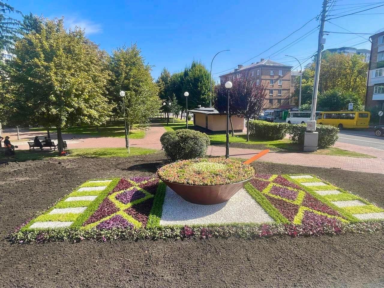 У Києві створили клумбу, присвячену українській національній страві – борщу (ФОТО)
