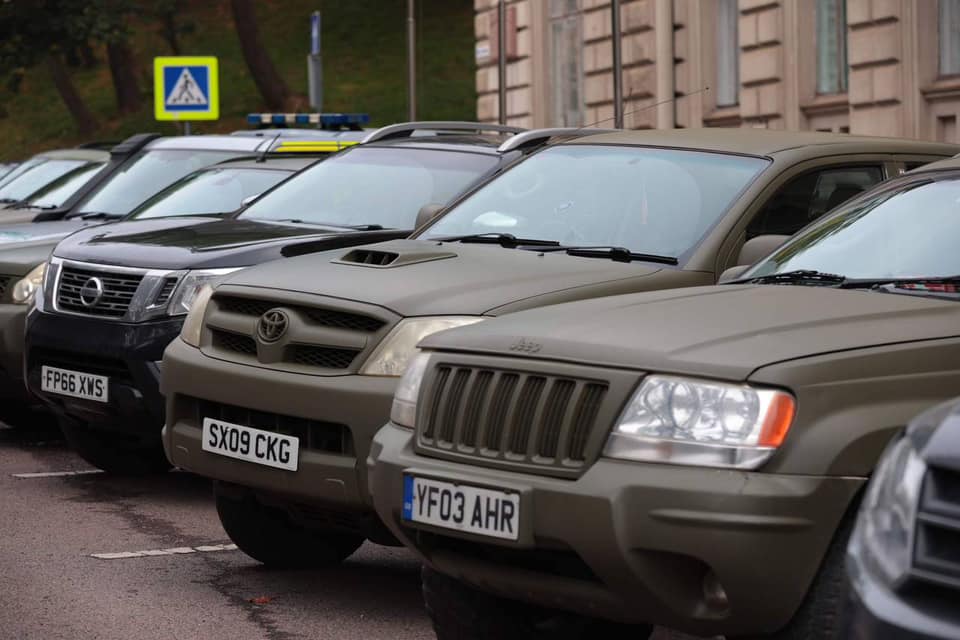 ЗСУ отримали 34 позашляховики від британських фермерів (ФОТО)
