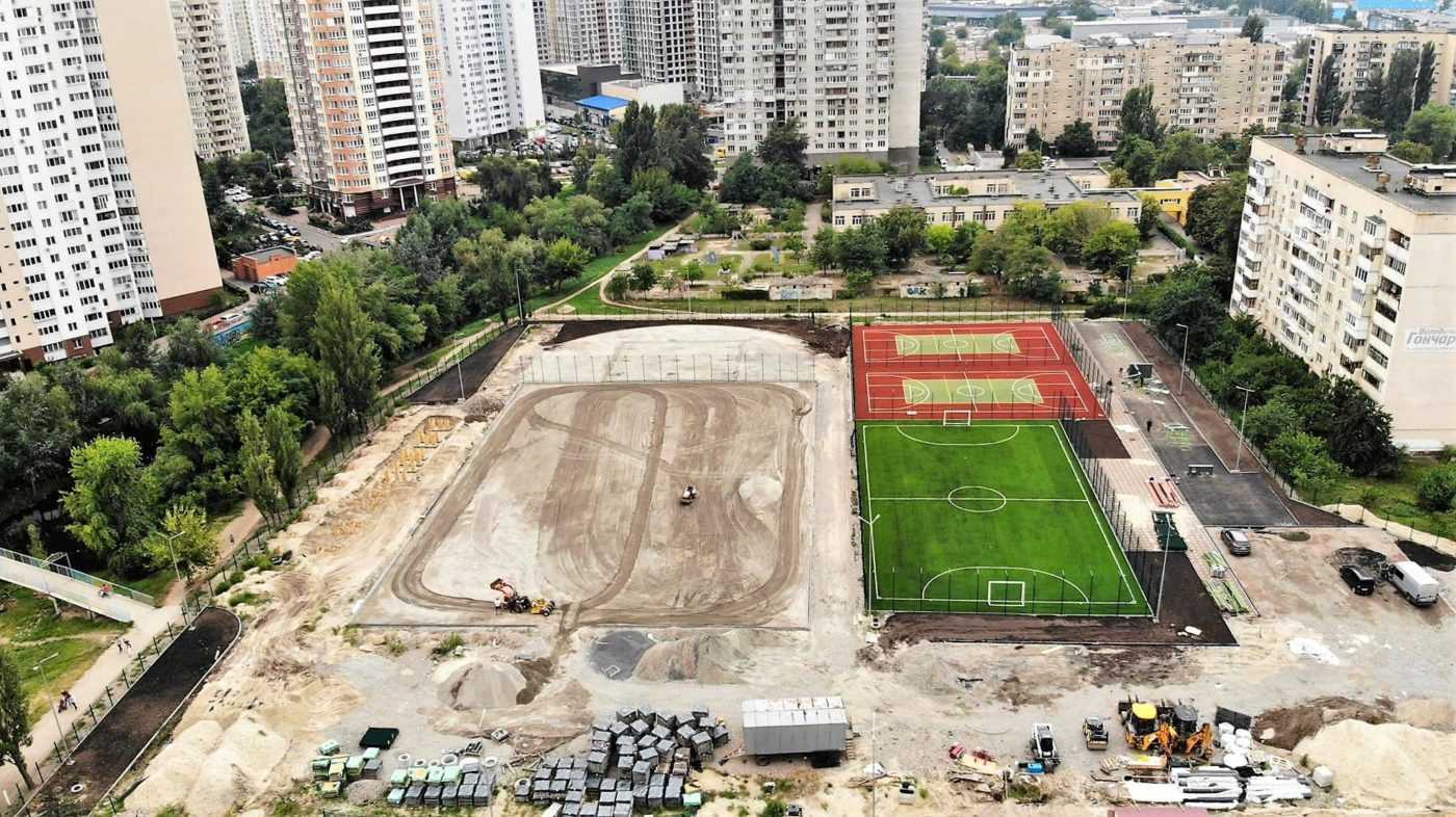 У Києві на Позняках завершили реконструкцію шкільного стадіону