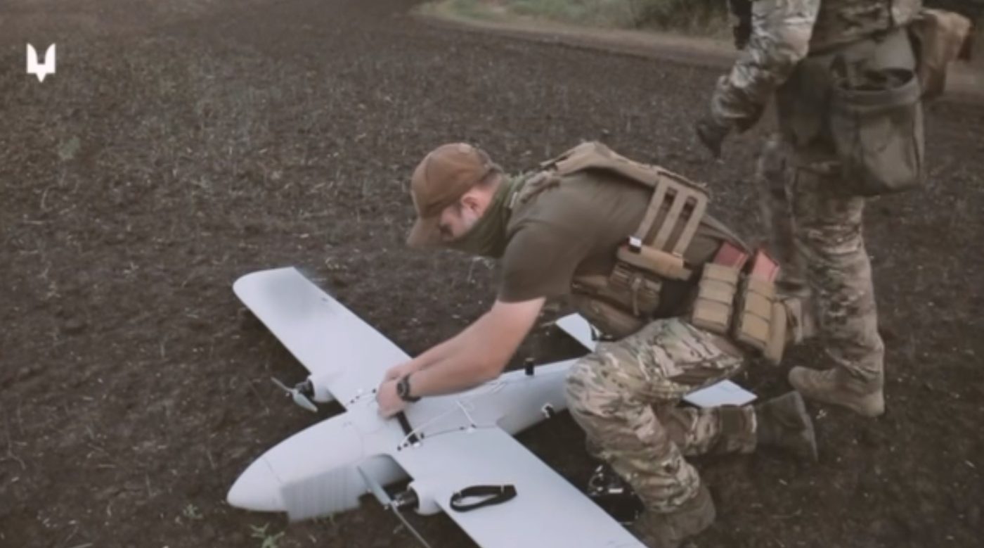 Воїни ССО ударним дроном знищили гаубицю окупантів Д-30 (ВІДЕО)