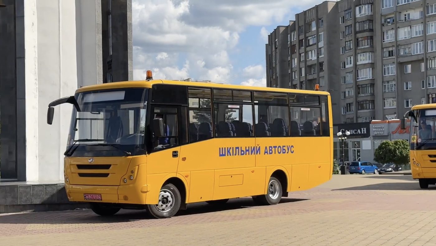 Три громади Волині отримали шкільні автобуси для довезення дітей