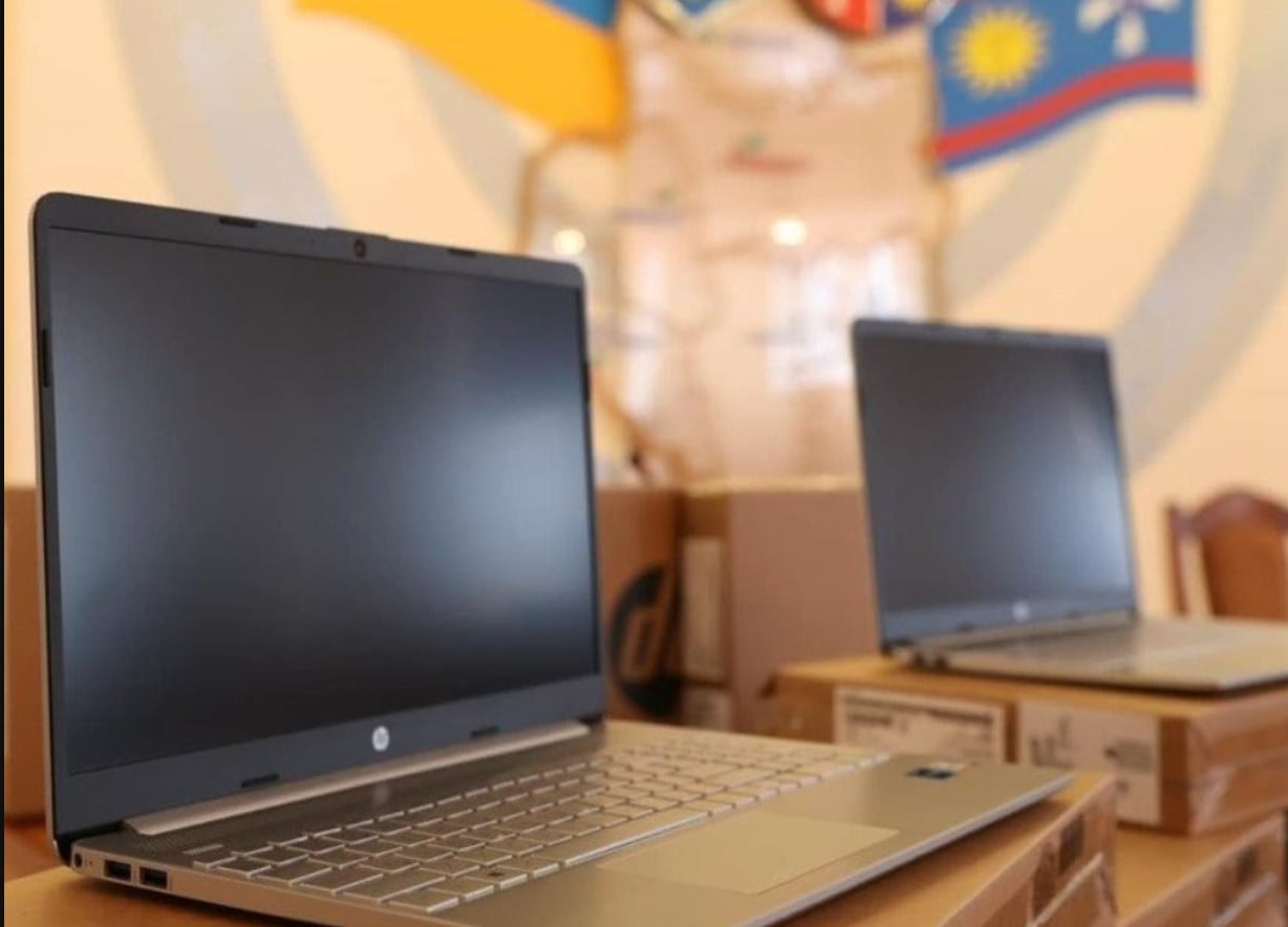 В Україну прибула 1000 ноутбуків у межах проєкту Laptops For Ukraine