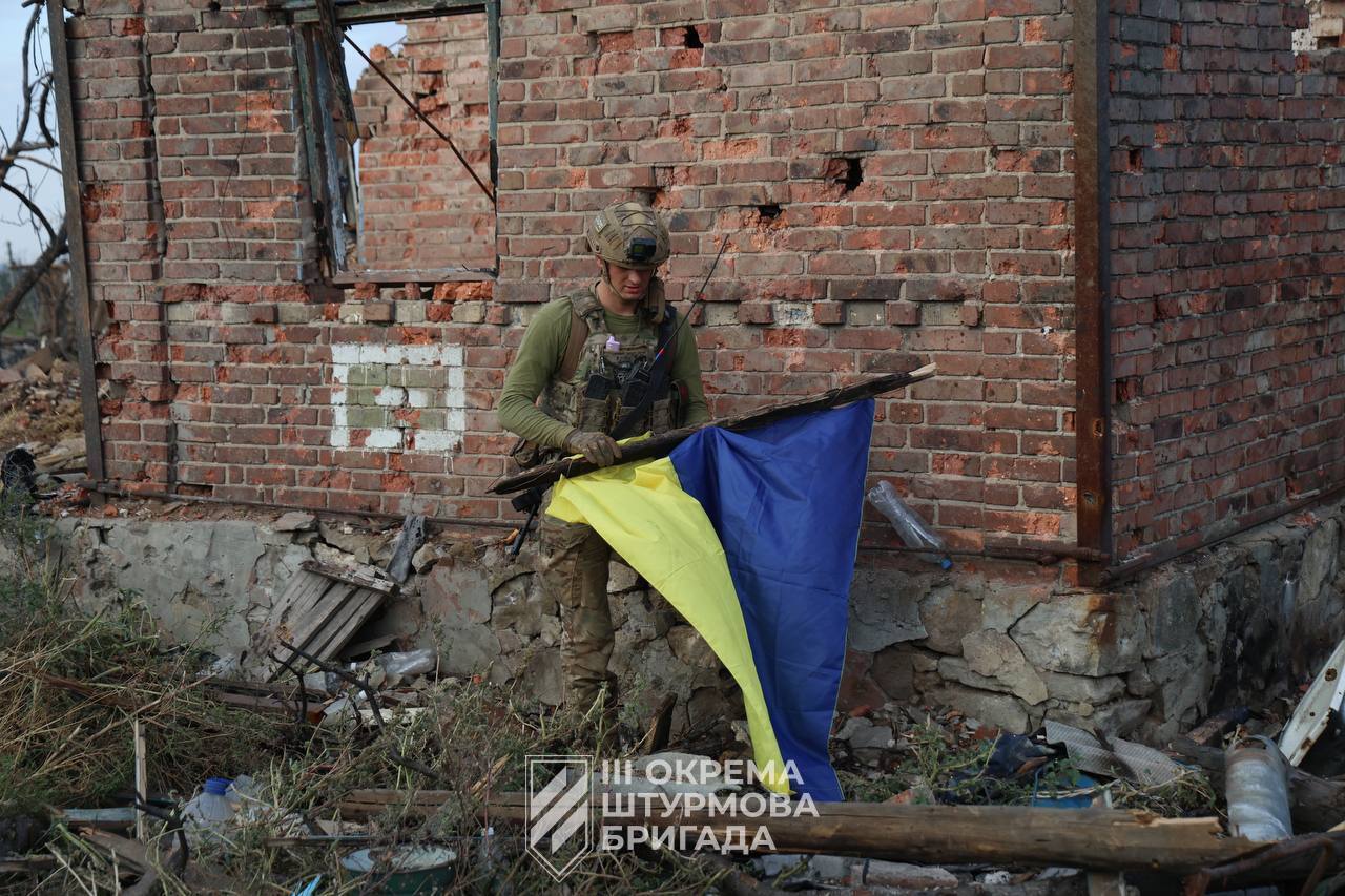 Українські воїни підняли прапор над звільненою Андріївкою (ФОТО)