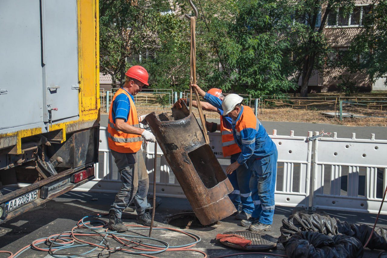 У Києві на Оболонському проспекті відремонтували тепломережу