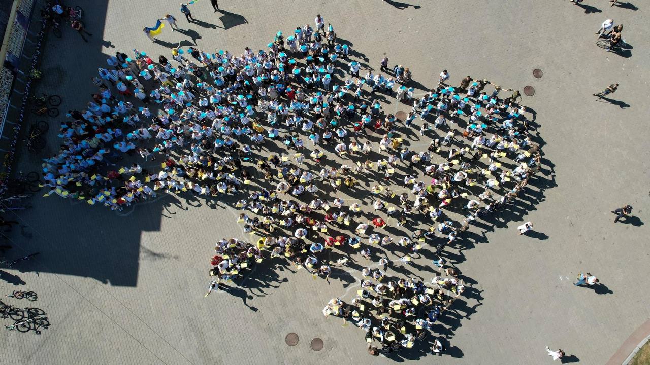 У Луцьку влаштували флешмоб «Українська вишиванка»