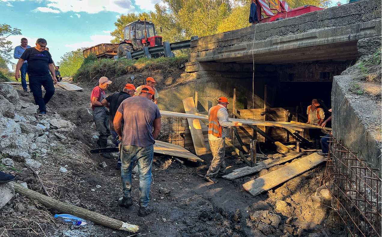 На Буковині почали ремонтувати міст на трасі, що веде до кордону з Румунією