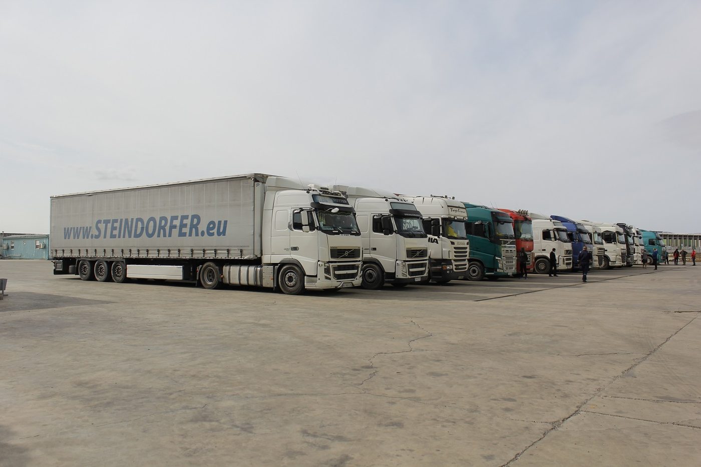 Азербайджан відправив Україні партію електрообладнання