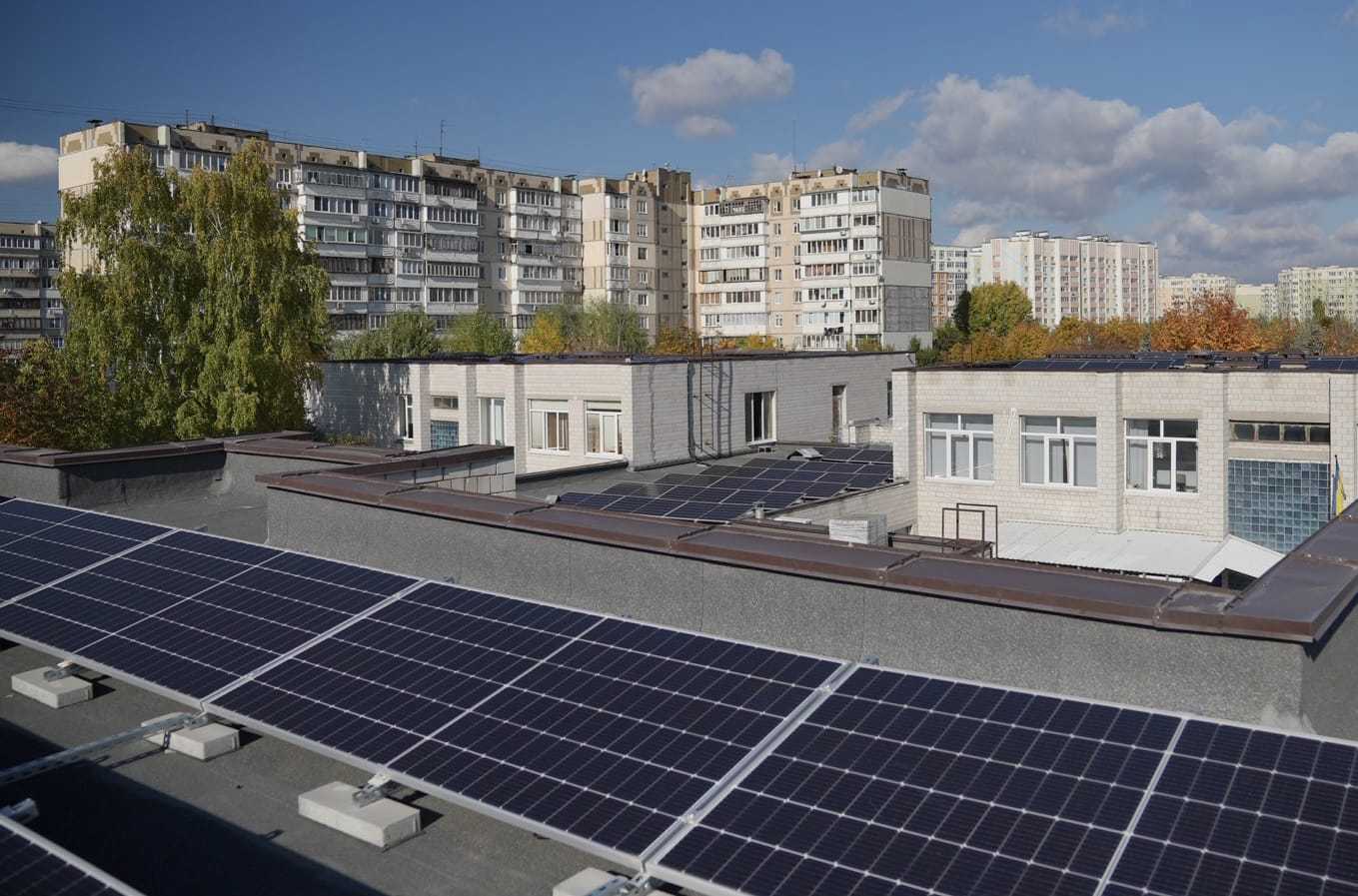 На Київщині лікарню обладнали сонячними панелями за підтримки Червоного Хреста