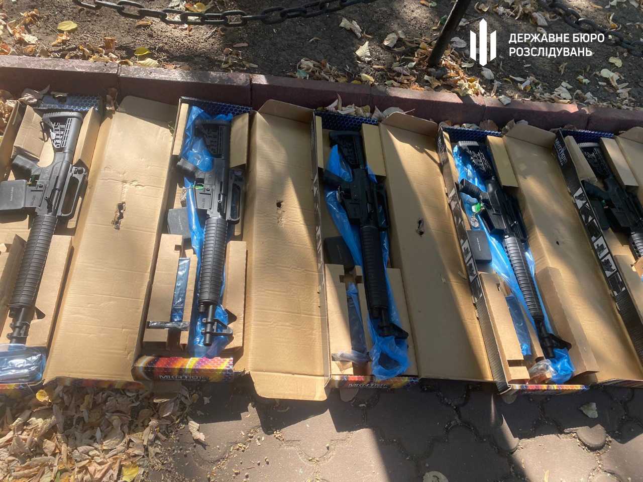 ДБР передало військовим гвинтівки, які контрабандисти хотіли провезти в Україну на продаж (ВІДЕО)