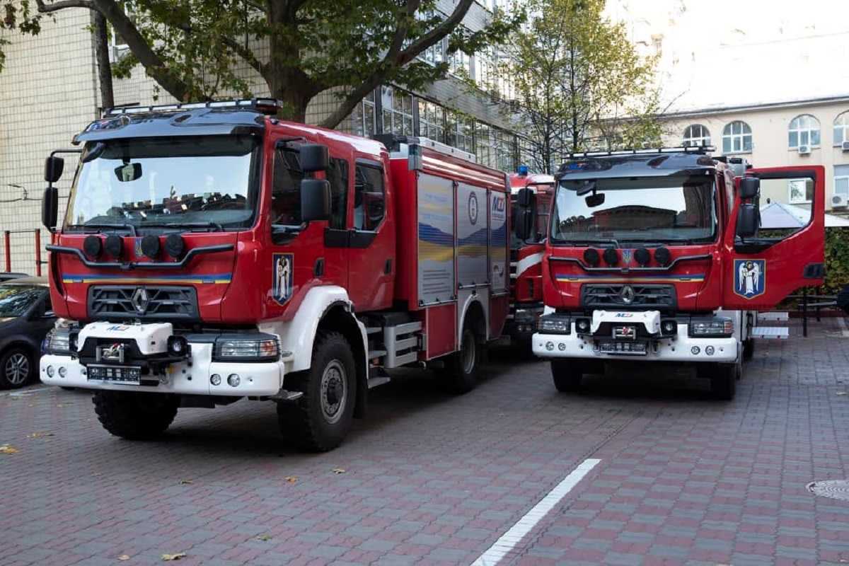 Київські рятувальники отримали нові пожежні автомобілі