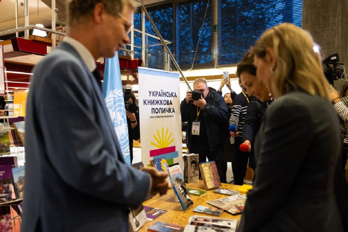 У бібліотеці ЮНЕСКО у Парижі з’явилась Українська книжкова поличка