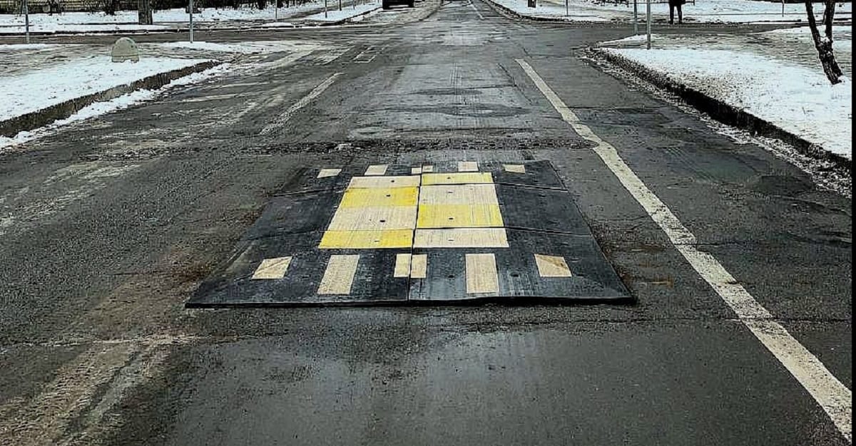 У Києві встановили першу «берлінську подушку» для безпеки руху