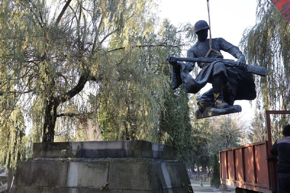 У Львові демонтували три радянські скульптури (ВІДЕО)
