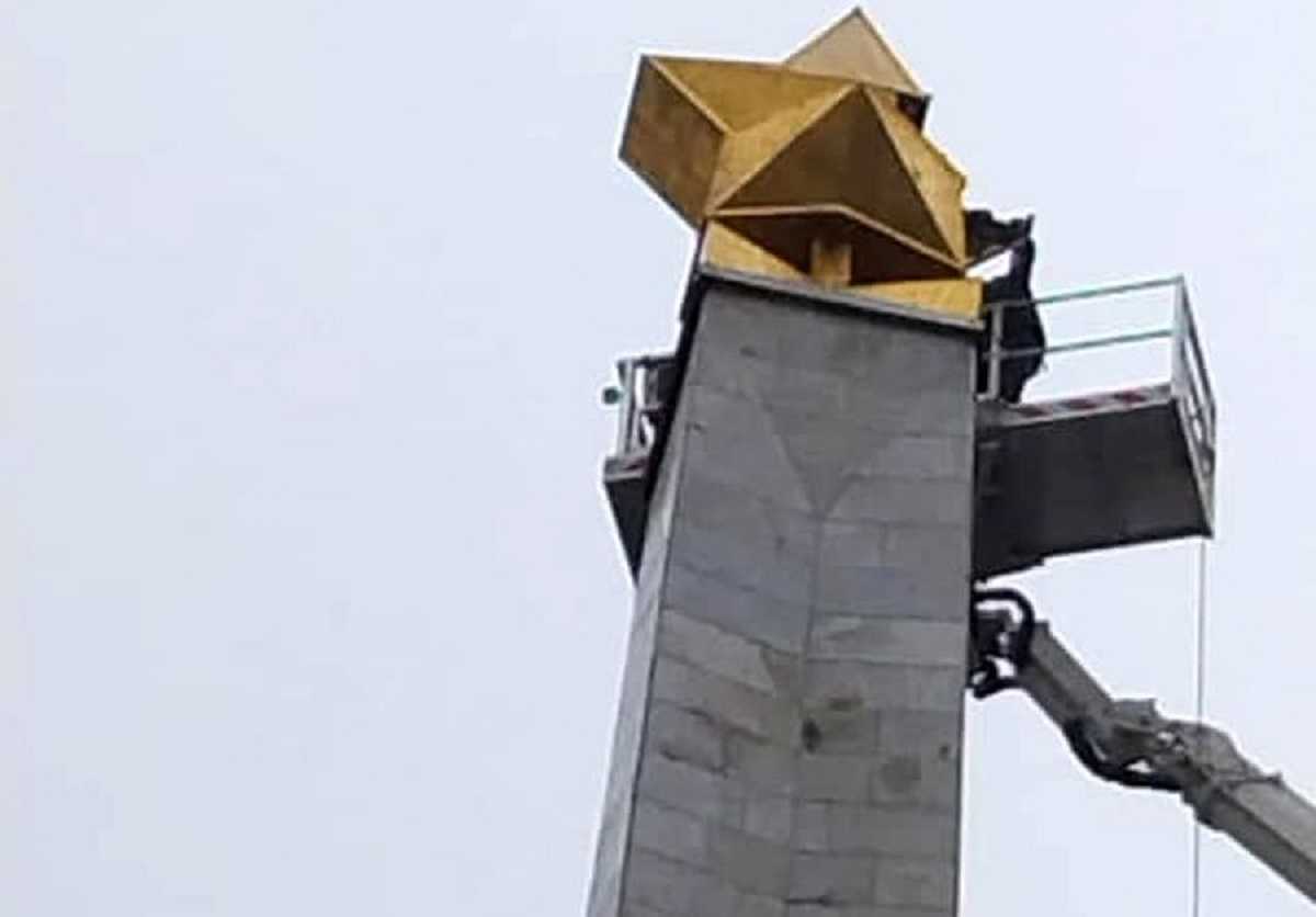 У Києві демонтували радянську зірку з обеліска на колишній площі Перемоги