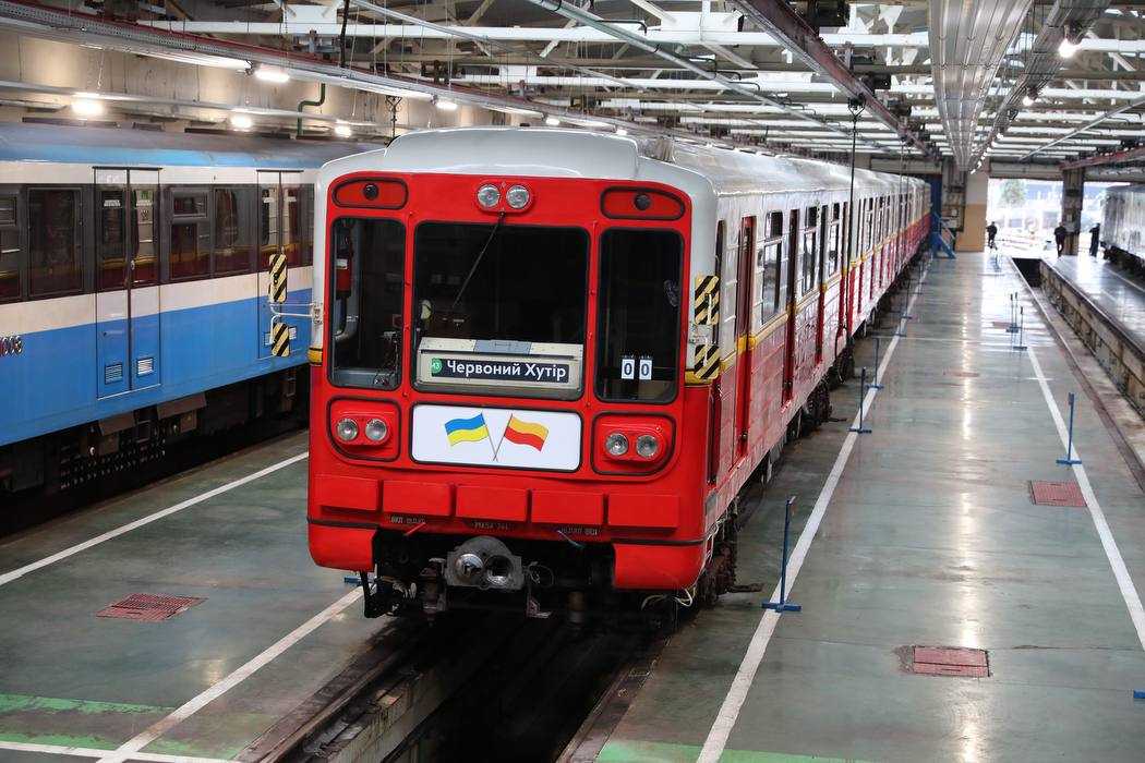 У Києві «зеленою» гілкою метро почав курсувати потяг із вагонів, отриманих від Варшави