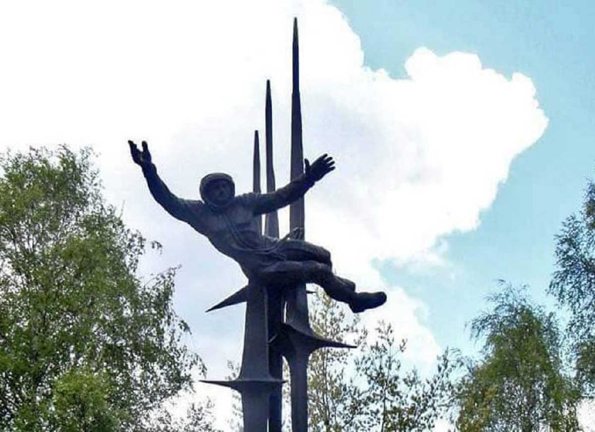 У Львові демонтують пам’ятник радянській космонавтиці