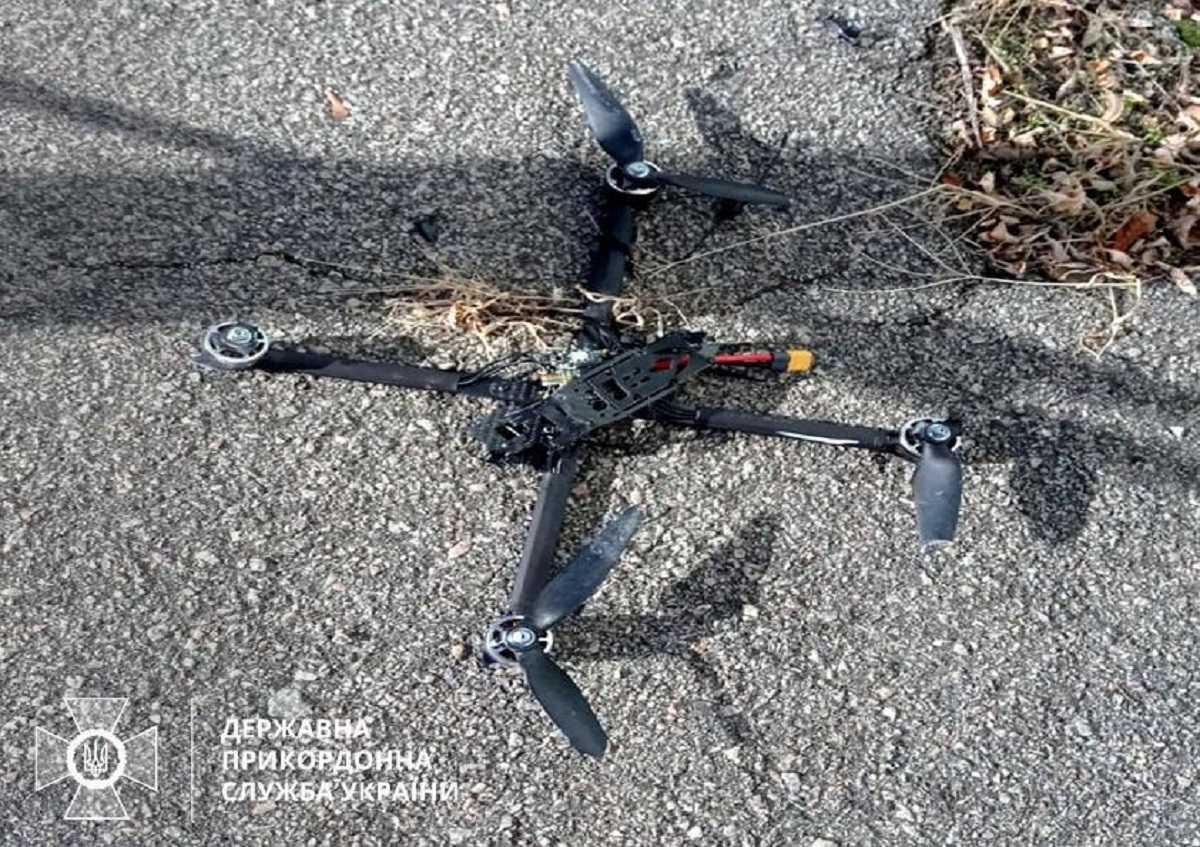 Прикордонники з антидронової рушниці знищили чотири дрони окупантів