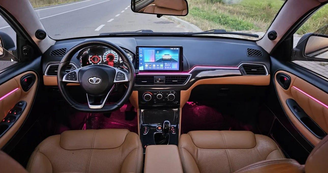 Кермо від Mercedes Benz та сидіння Alfa Romeo: на Львівщині майстер модернізував салон Lanos