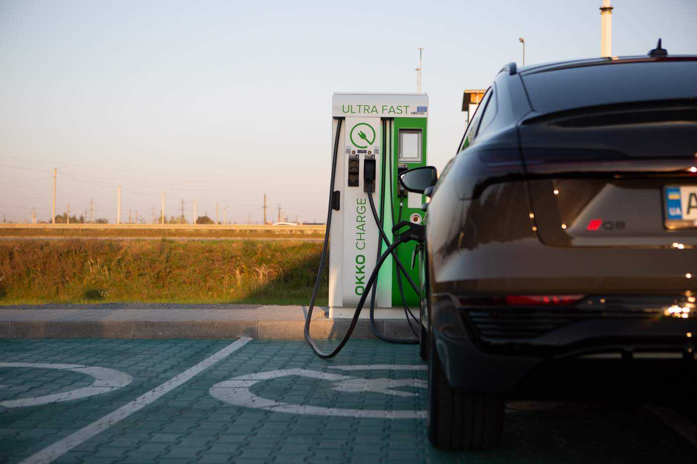 ОККО розгорнула мережу швидкісних електрозарядок на основних автошляхах країни