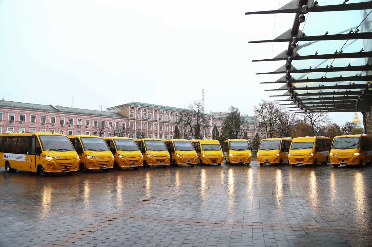 Громади Київщини отримали 18 шкільних автобусів від ЄС