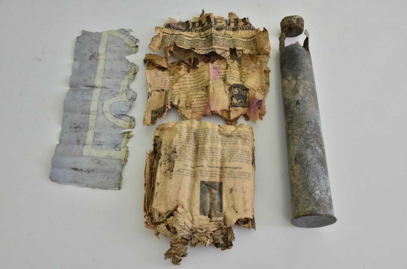 Під Луцьком знайшли гільзу із захованими українськими виданнями