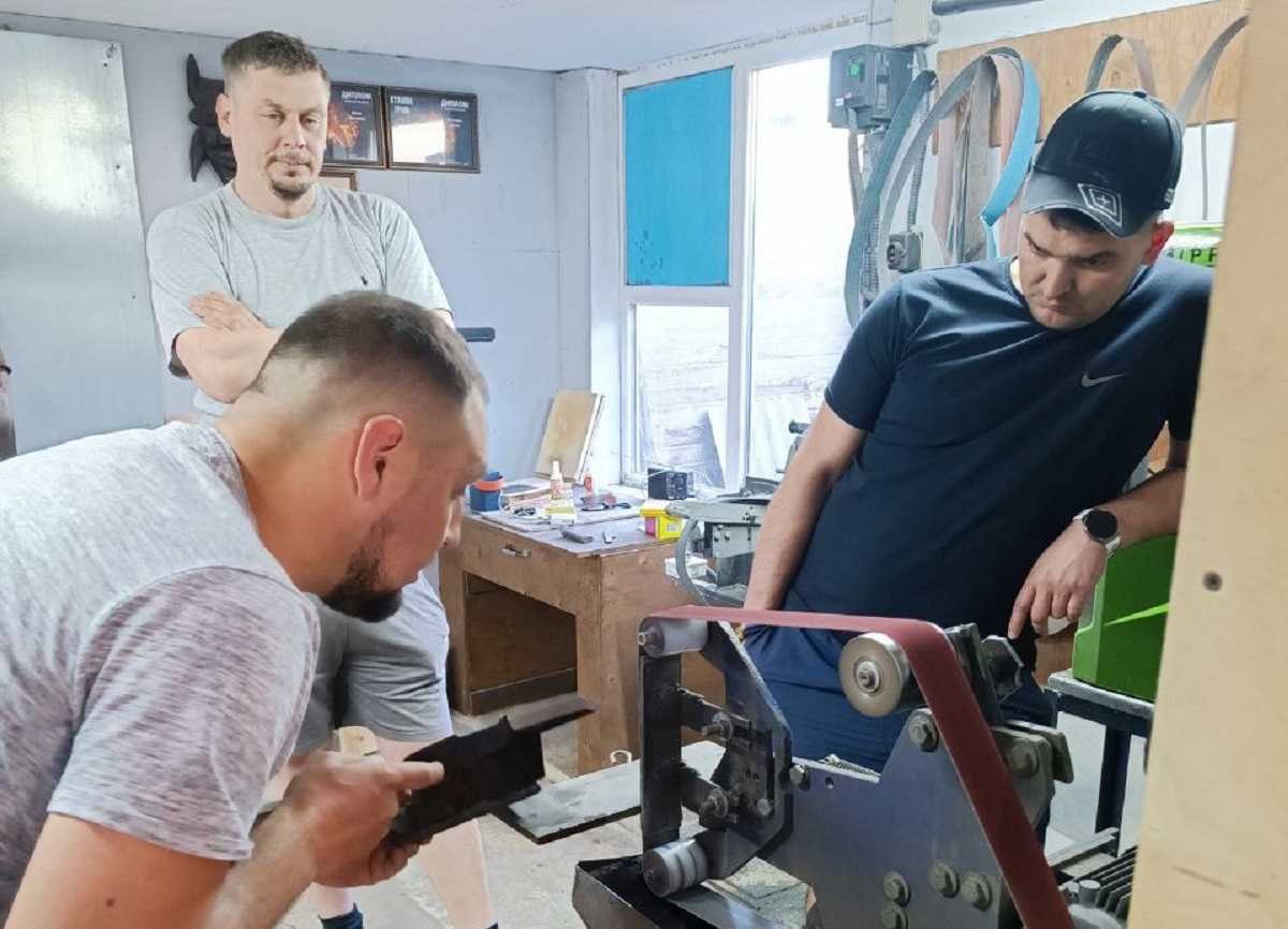 На Київщині відновили знищену росіянами майстерню: там проходять реабілітацію ветерани