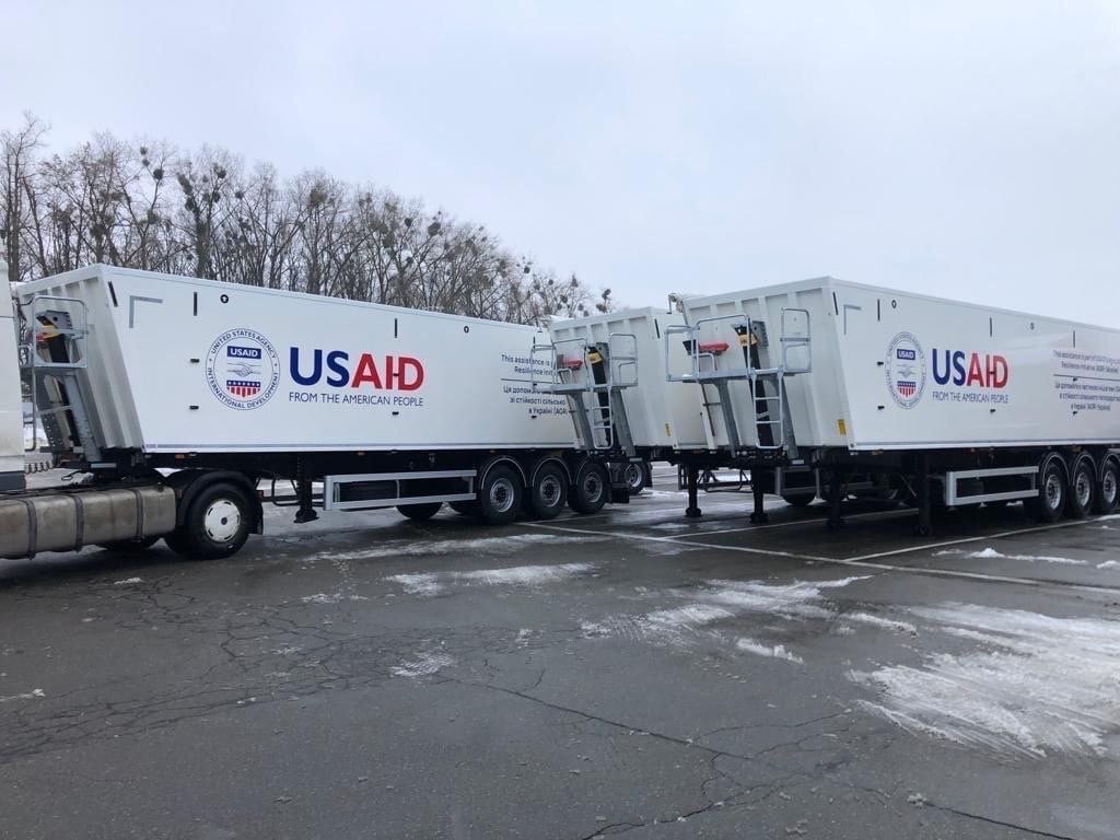 США передали 16 причепів-зерновозів для українських аграріїв
