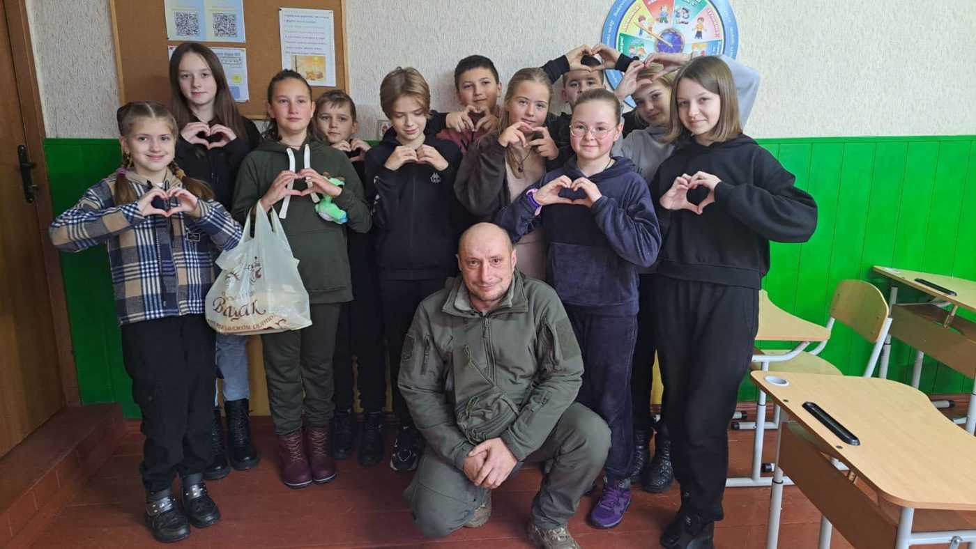 Військовий розшукав дівчинку, щоб віддячити за подарунок