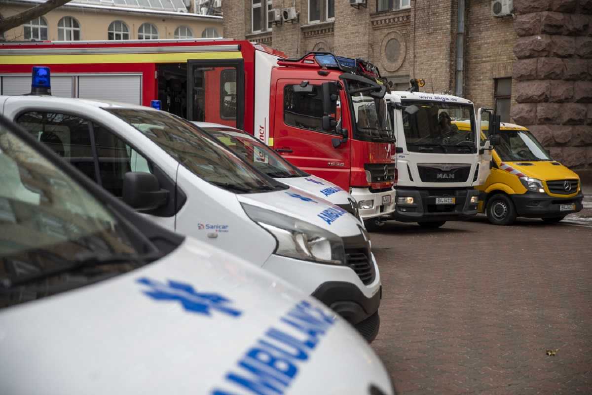 Німеччина передала Києву карети швидкої допомоги та пожежне авто