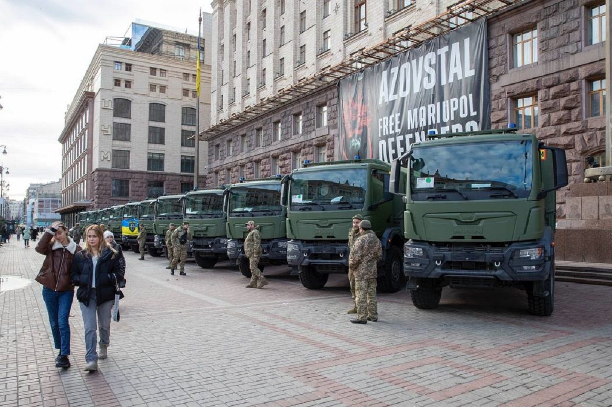 Бійці тероборони отримали від Києва 20 військових вантажівок