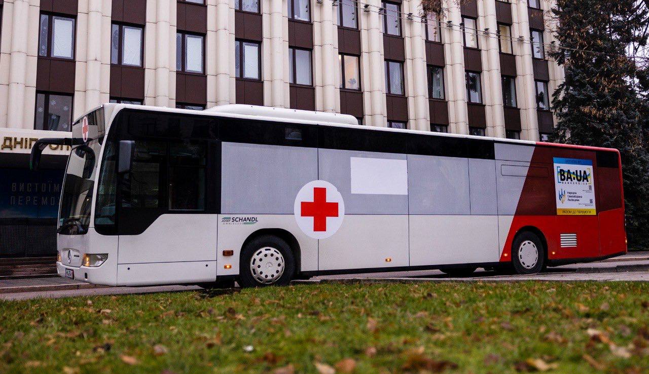 Німці та українці придбали евакуаційний автобус для Дніпропетровщини