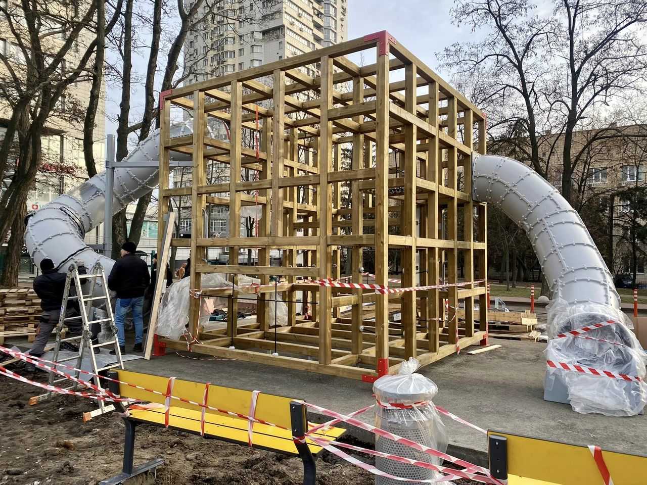 У Києві зводять дитячий майданчик за фінським проєктом з гігантським Кубом