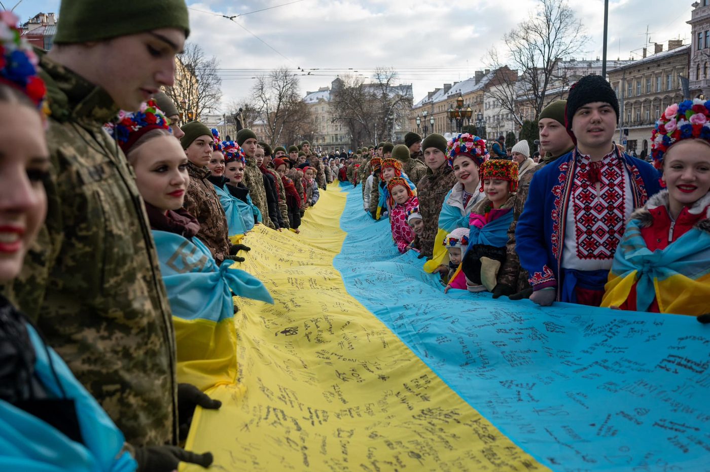 У Львові встановили рекорд України з розгортання найбільшого прапора з підписами військових
