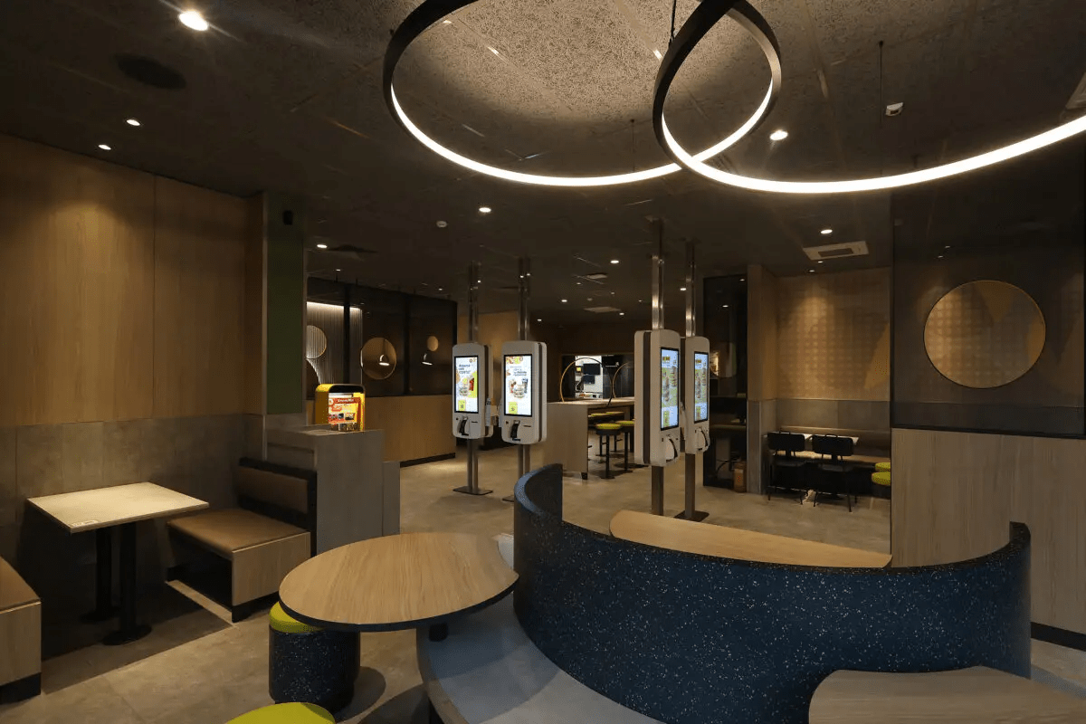 У Києві McDonald’s відкрив новий ресторан біля мосту Патона