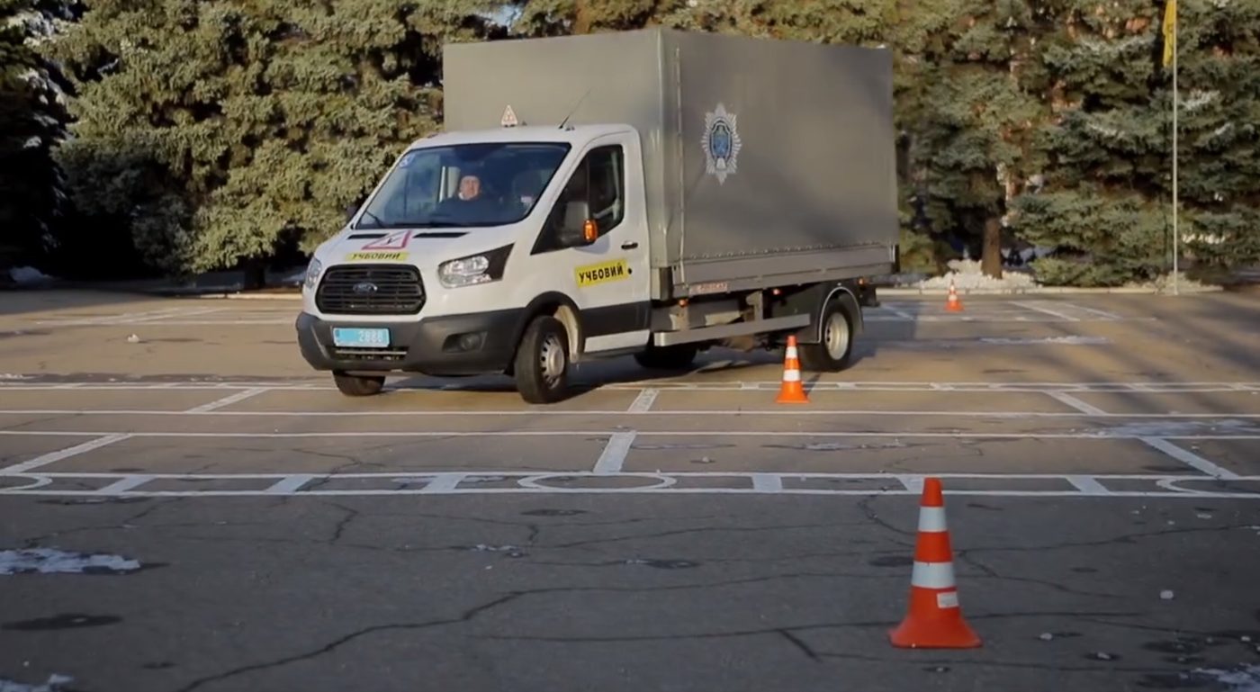 У Дніпрі відкрили перші курси для людей з інвалідністю на права категорії С1
