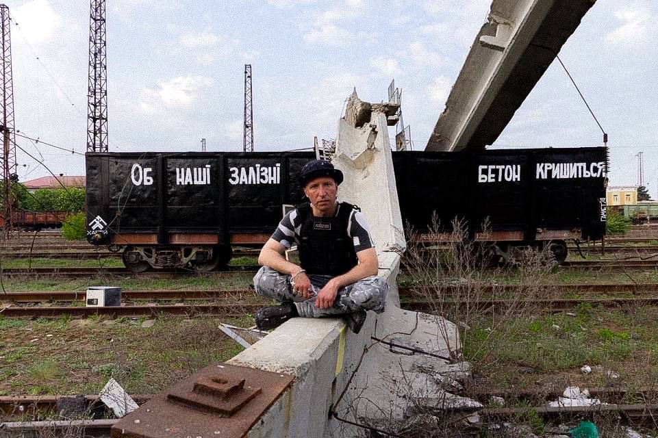 Харківський стріт-арт художник створив експозицію на одній із залізничних станцій Донеччини