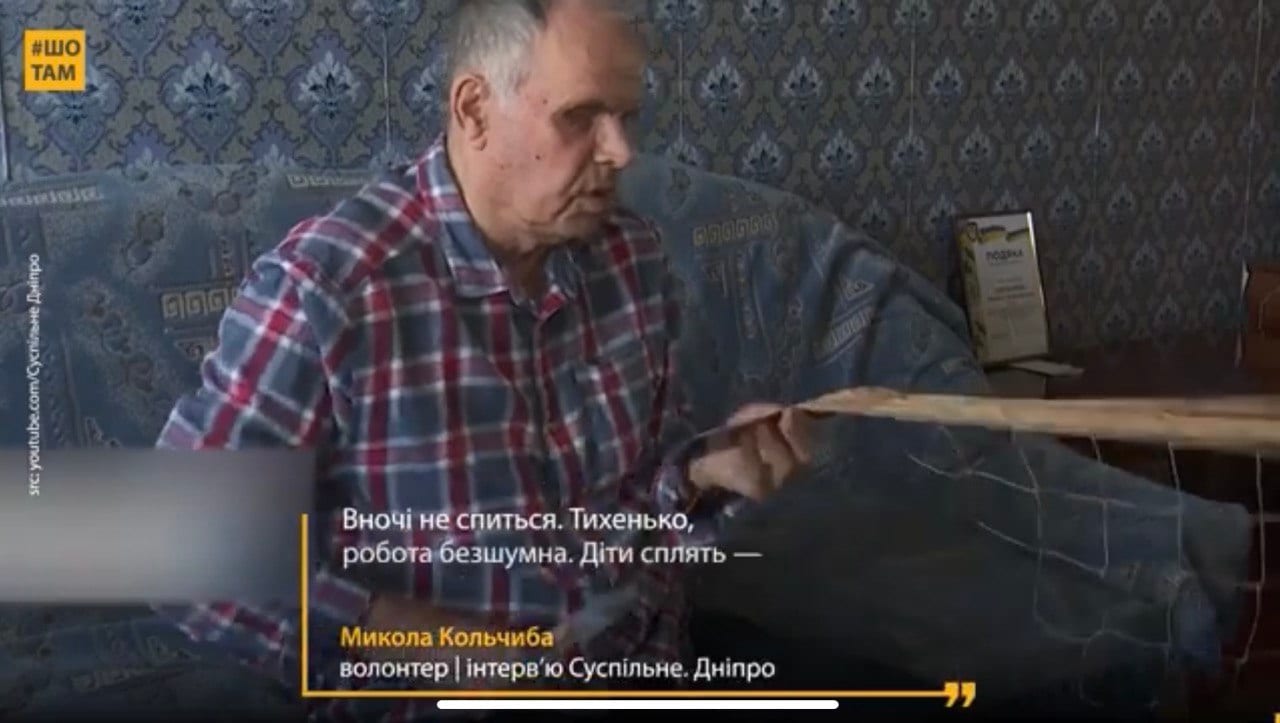 87-річний незрячий волонтер в’яже маскувальні сітки