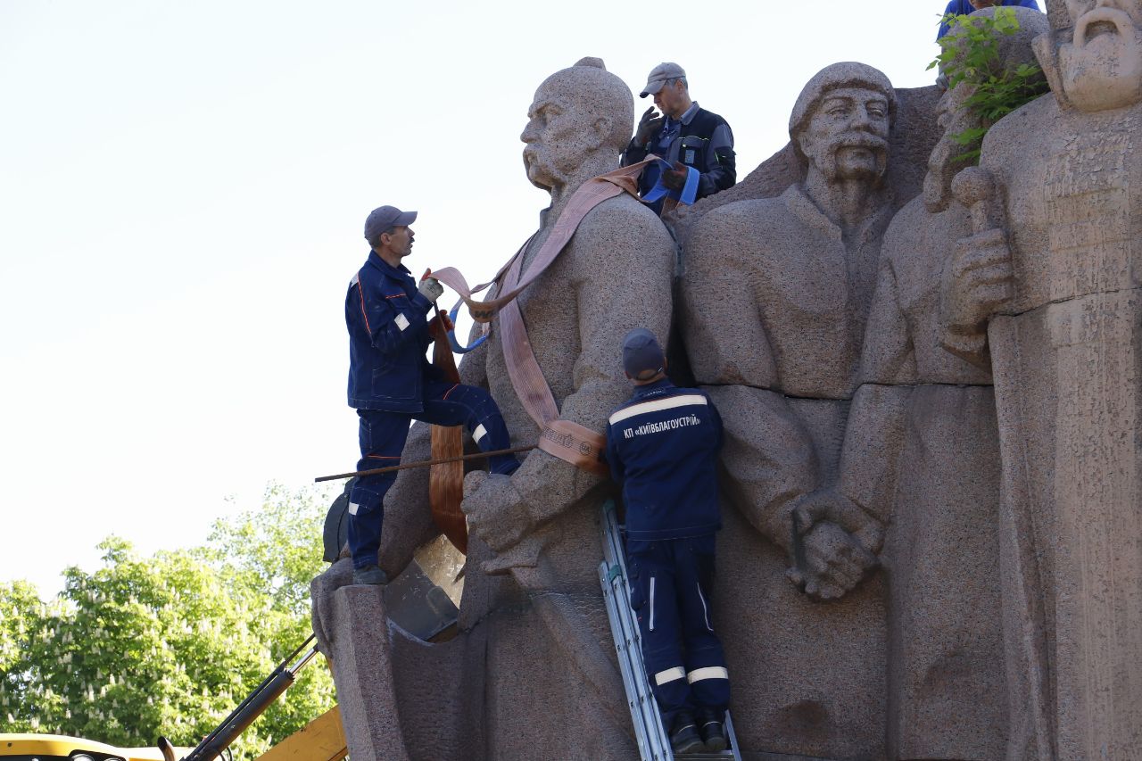 У Києві почали демонтаж скульптури Переяславської ради під Аркою свободи
