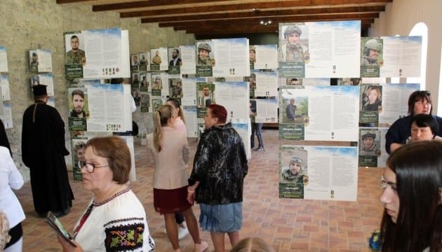 У замку в Кам’янці-Подільському відкрили виставку «Азов – Янголи Маріуполя»